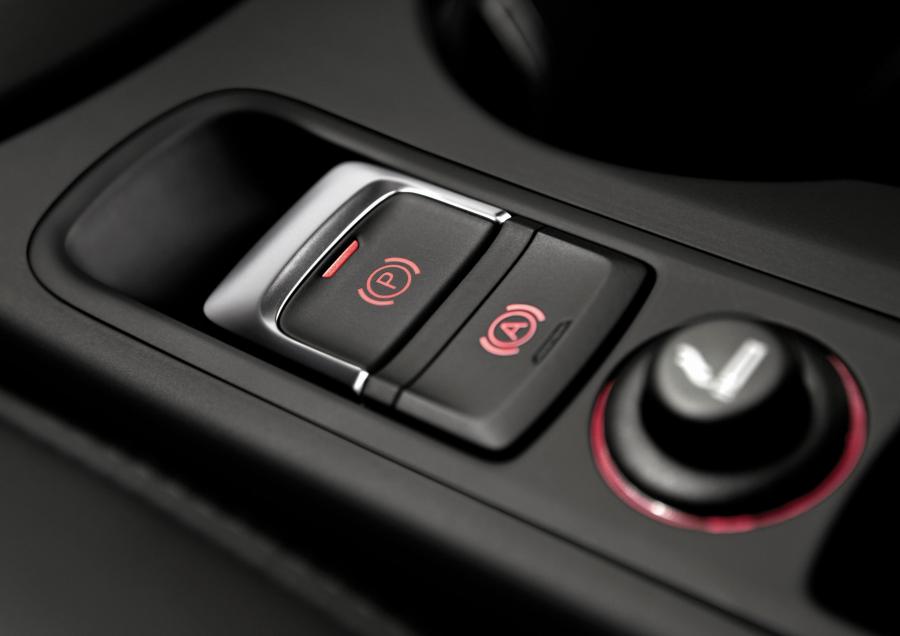 Детали интерьера Audi Q3 2.0 TDI Quattro (8U) 2011 года  (WW) (фото 3 из 65)